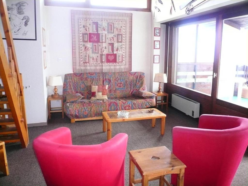 - un salon avec des chaises roses et un canapé dans l'établissement Résidence Les Cristaux Du Haut - 2 Pièces pour 7 Personnes 10, à Combloux