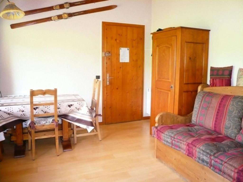 Cette chambre comprend un lit, un canapé et une table. dans l'établissement Résidence Les OrÉades - Oréades 15 MAE-5320, à Combloux