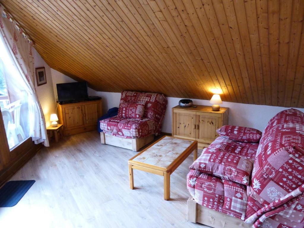 uma sala de estar com duas cadeiras e um sofá em Résidence Combettes - 2 Pièces pour 5 Personnes 52 em Les Contamines-Montjoie