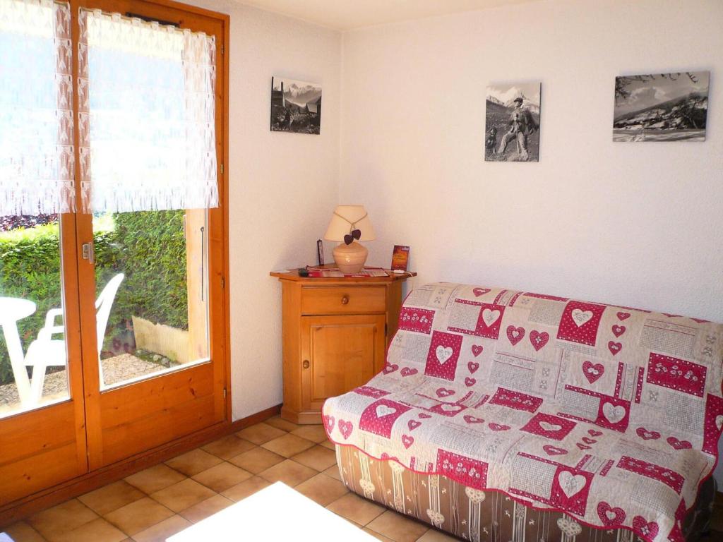 una camera con letto e finestra di Résidence Les OrÉades - Studio pour 4 Personnes 29 a Combloux