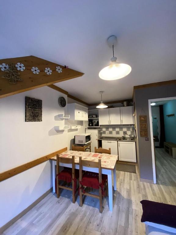 Photo de la galerie de l'établissement Chalets Du Thabor - 3 pièces 6 personnes dans résidence bien située MAE-5405, à Modane