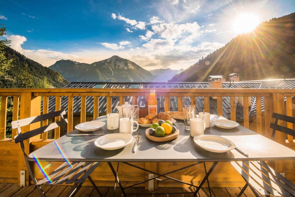 une table avec une assiette de nourriture sur un balcon dans l'établissement Résidence Les Balcons EtoilÉs - Appartement 4 au pied des pistes MAE-5533, à Champagny-en-Vanoise