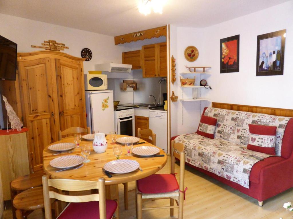 un salon avec une table et un canapé dans l'établissement Résidence Pierres Blanches - Pierres Blanches H579 MAE-5342, aux Contamines-Montjoie