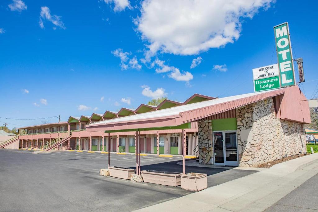 un hotel con un cartel delante en Dreamers Lodge en John Day