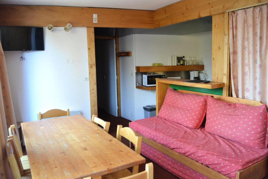 une chambre avec une table, un canapé et une table ainsi qu'une salle à manger dans l'établissement Résidence Miravidi - Appartement 3 pièces pour 7 personnes, proche des pistes et des commerces, au coeur du village du Charvet à Arc 1800 MAE-6553, à Arc 1800