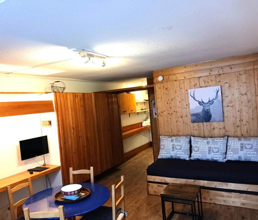 Habitación con cama, mesa y escritorio. en Résidence Cascade - Studio pour 4 Personnes 64 en Arc 1600