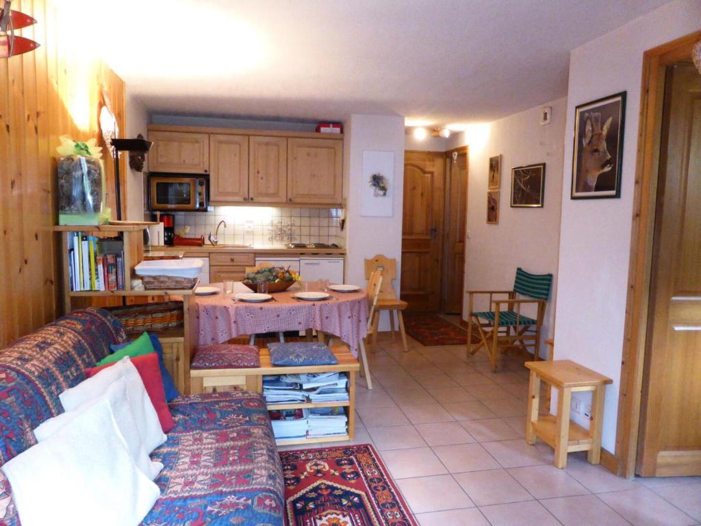 ein Wohnzimmer mit einem Sofa und einem Tisch in der Unterkunft Résidence Les Aiguilles Rouges - 2 Pièces pour 5 Personnes 18 in Les Houches