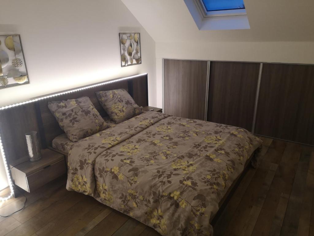 - une chambre dotée d'un lit avec une couverture et des oreillers dans l'établissement Voisenon village paisible Gare de lyon 25mn RER accès A5 à 10mn Paris 5mn proche de Melun château de vaux le vicomte Fontainebleau proche, à Voisenon