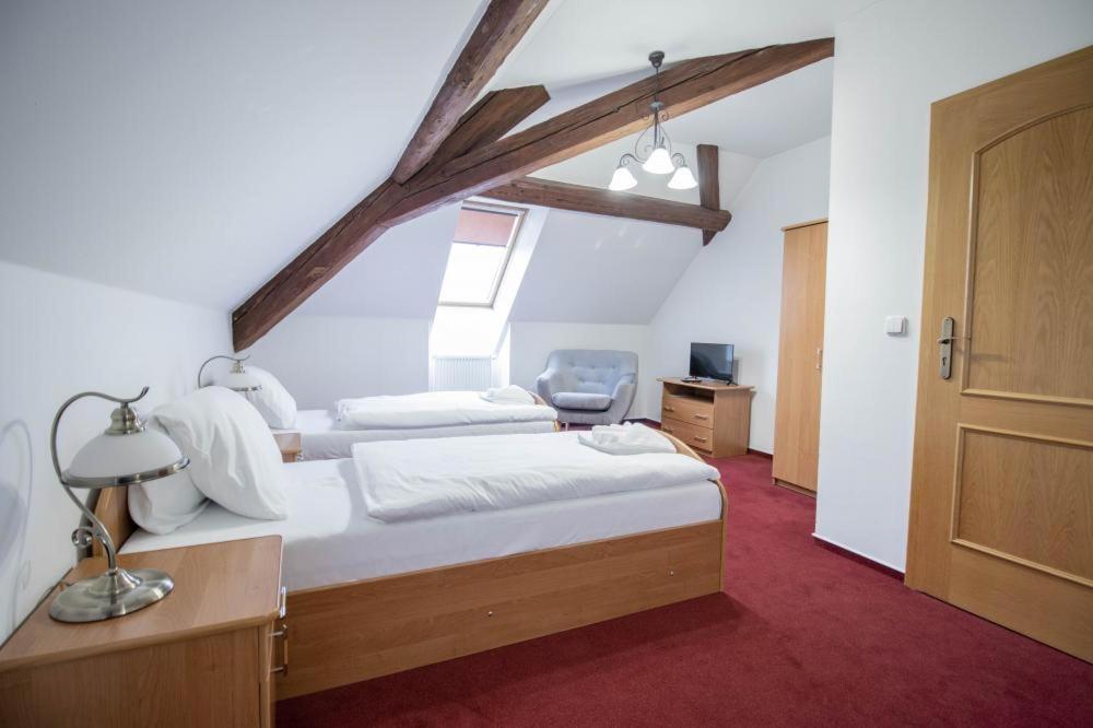 Postel nebo postele na pokoji v ubytování Hotel Zámeček Raspenava