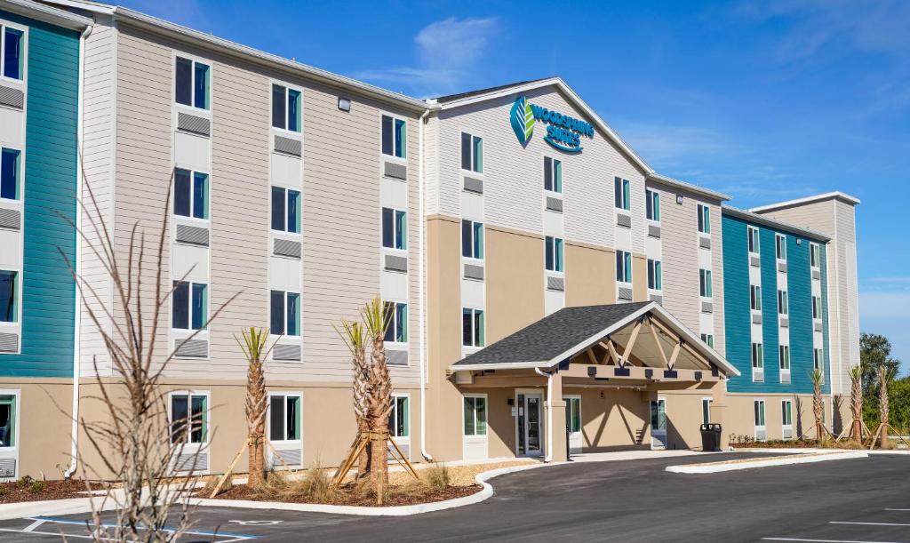 une représentation de l'avant d'un hôtel dans l'établissement WoodSpring Suites Hudson Port Richey, à Hudson