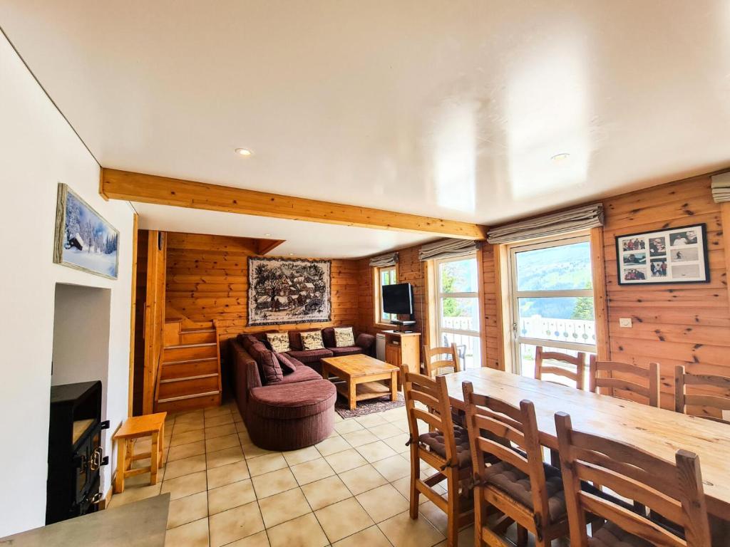 a living room with a couch and a table at Résidence Hameau - Chalets pour 8 Personnes 57 in Flaine