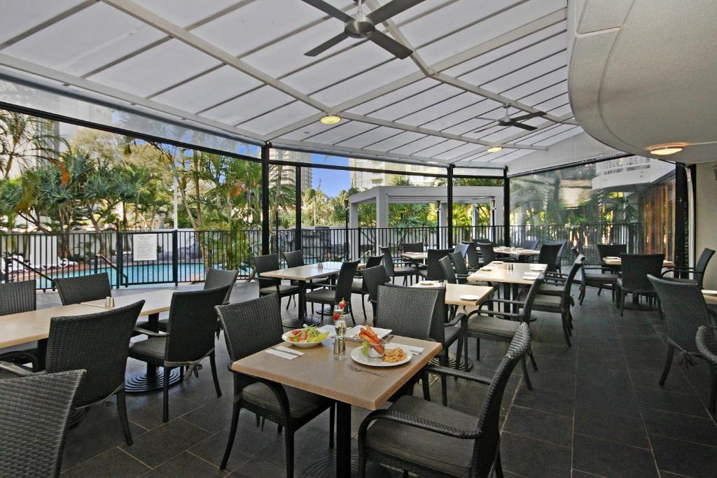 Sovereign on the Gold Coast - Resim 3