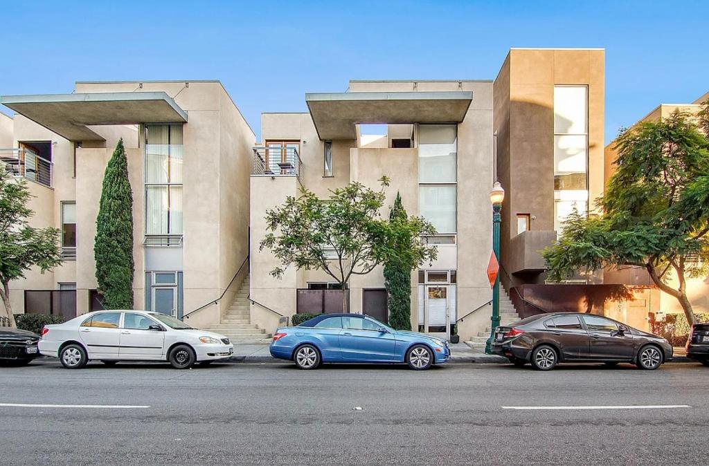 een groep auto's geparkeerd voor een gebouw bij Beautiful 2-Bedroom Apartment in the Heart of Little Italy in San Diego
