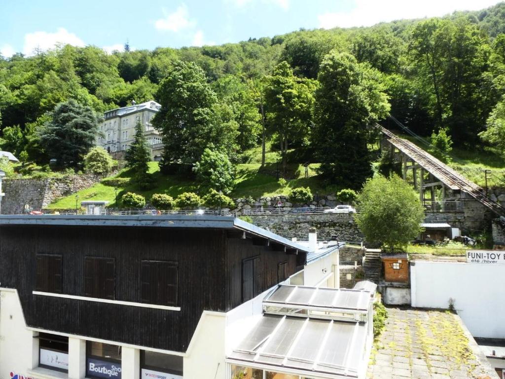 uma vista do telhado de um edifício em Résidence Oncet - Studio pour 3 Personnes 144 em Barèges