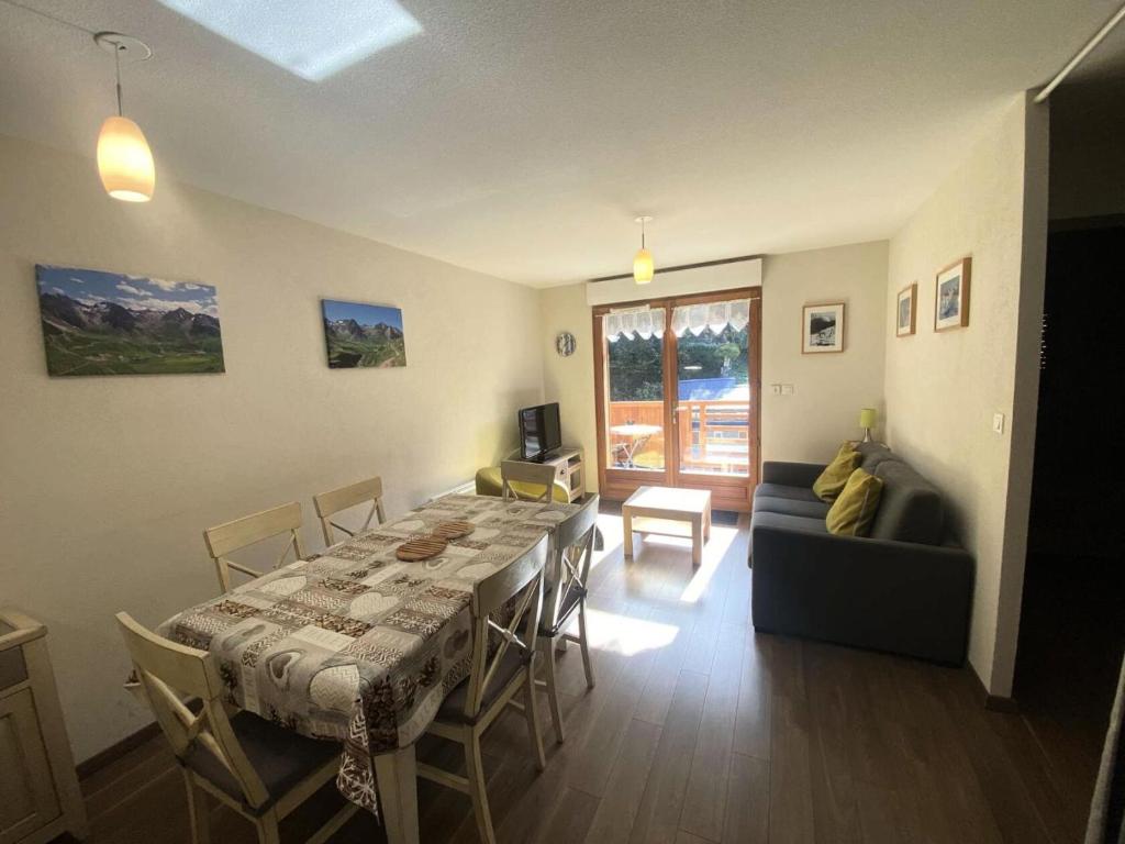 un salon avec une table et un canapé dans l'établissement Résidence Bois De Marie - Appartement cosy, avec parking couvert et WIFI, proche du centre de Barèges MAE-8254, à Barèges