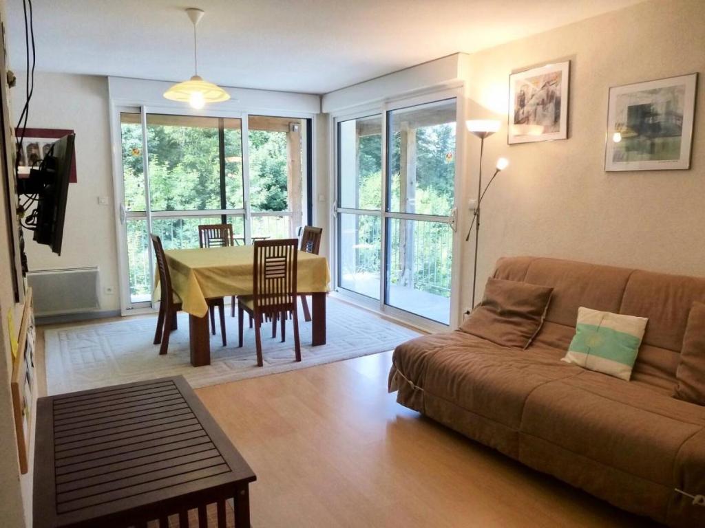 un salon avec un canapé et une table dans l'établissement Résidence Pleiades - Appartement lumineux avec 2 balcons et parking couvert MAE-8244, à Barèges