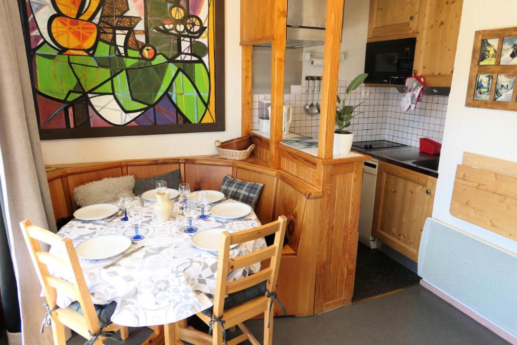 a kitchen with a table with chairs and a painting at Résidence Jaspe - 2 Pièces pour 6 Personnes 44 in Saint-Gervais-les-Bains