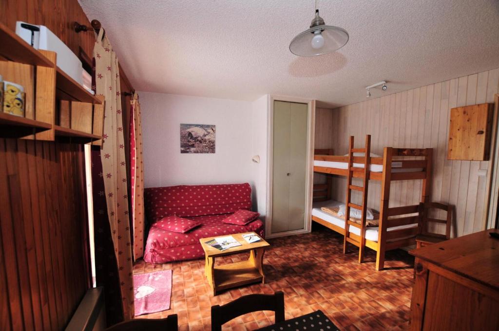 een woonkamer met een bank en een stapelbed bij Résidence Carene - Studio pour 4 Personnes 94 in Valloire