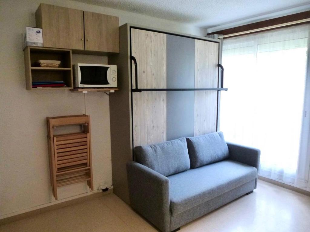 a living room with a couch and a microwave at Résidence Neouvielle - Beau studio dans le centre de Barèges MAE-8484 in Barèges
