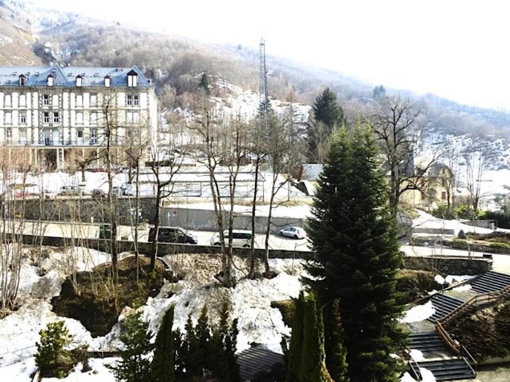 une ville enneigée avec un bâtiment et des arbres dans l'établissement Résidence Ayre - Studio exposé sud proche du centre de Barèges MAE-8514, à Barèges