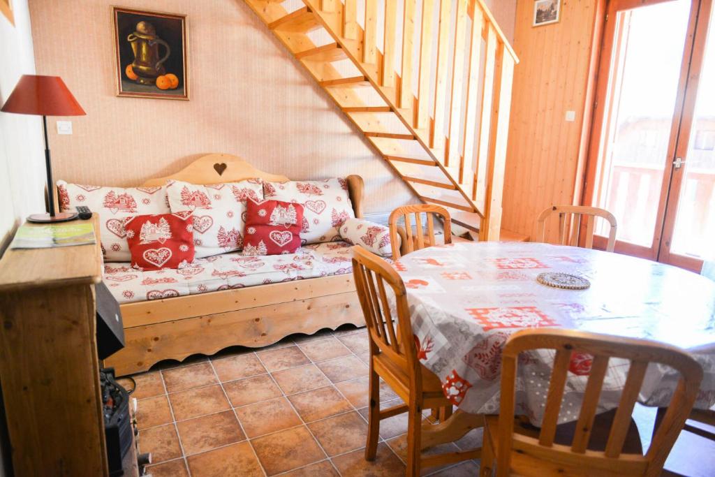 un salon avec un canapé et une table dans l'établissement Résidence La Demeurance - 2 pièces cabine + mezzanine 6 personnes 2 exposé ouest MAE-7934, à Valloire