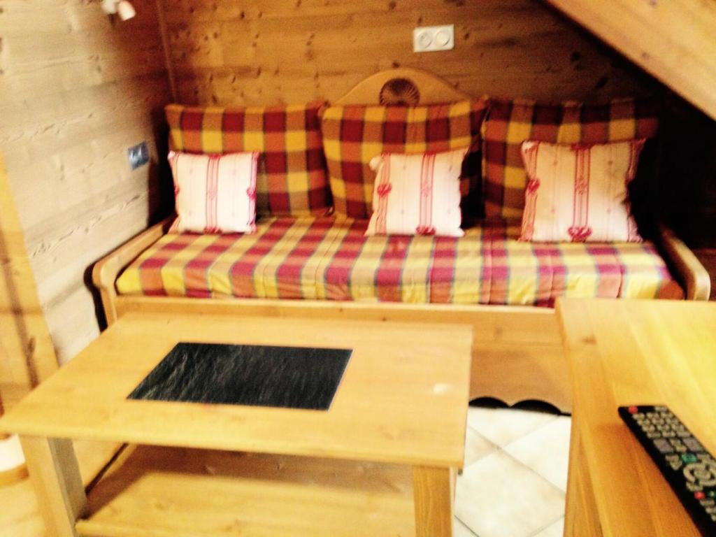 - un canapé au milieu d'une pièce dans l'établissement Chalet Les Lupins - Triplex 4 pièces mezzanine 8 personnes 3 expo Sud MAE-8014, à Valloire