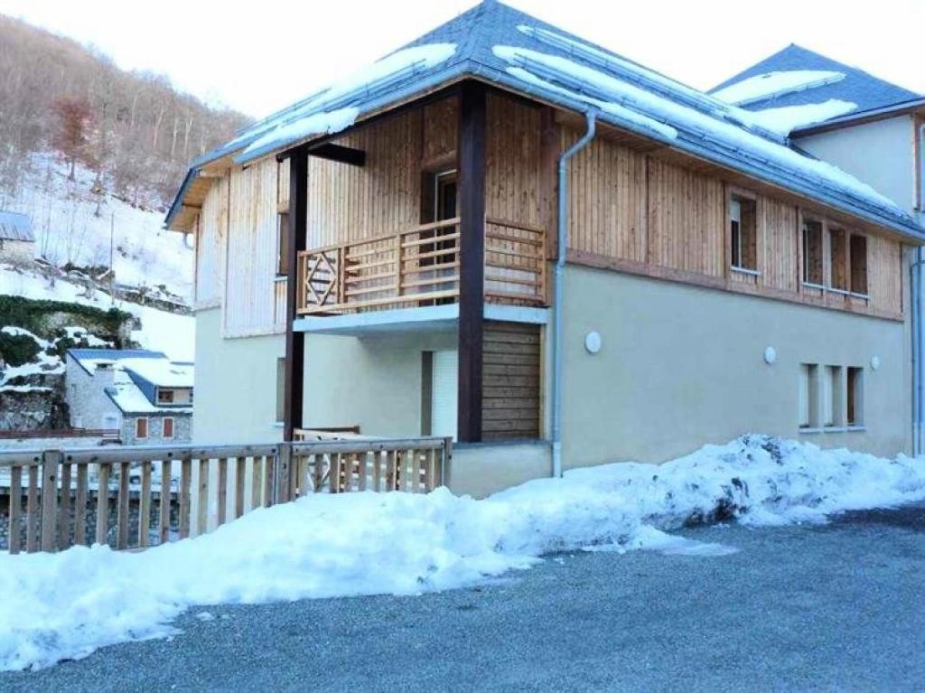 uma casa com uma varanda com neve em frente em Résidence Bois De Marie - 4 Pièces pour 7 Personnes 564 em Barèges