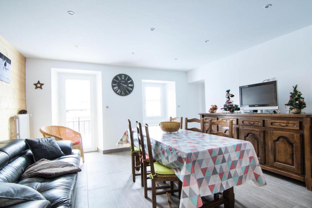un salon avec une table et un canapé dans l'établissement Chalet Les Ecrins - 3 pièces 6 personnes 4 exposé Sud MAE-8234, à Valloire