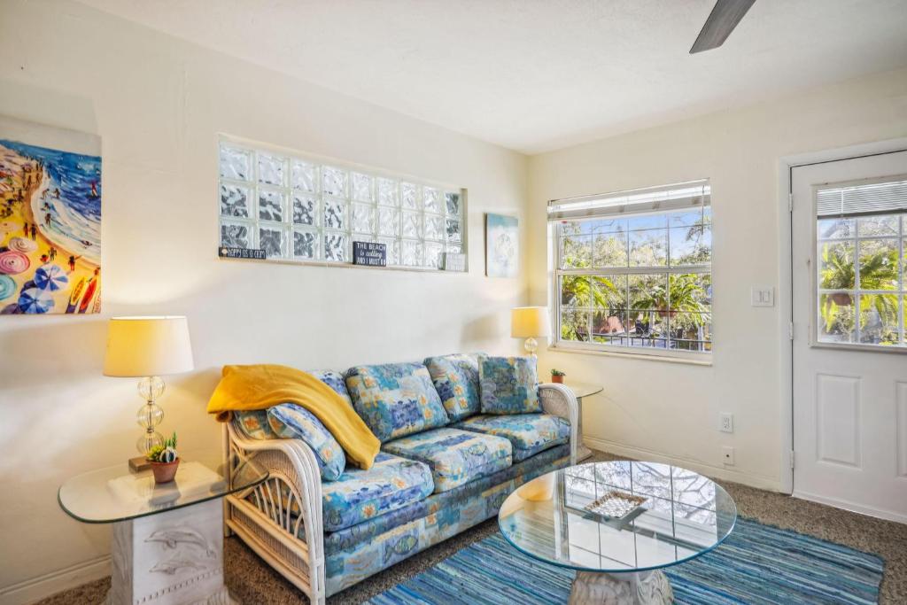 een woonkamer met een bank en een tafel bij Beach Quarters #6 in St Petersburg