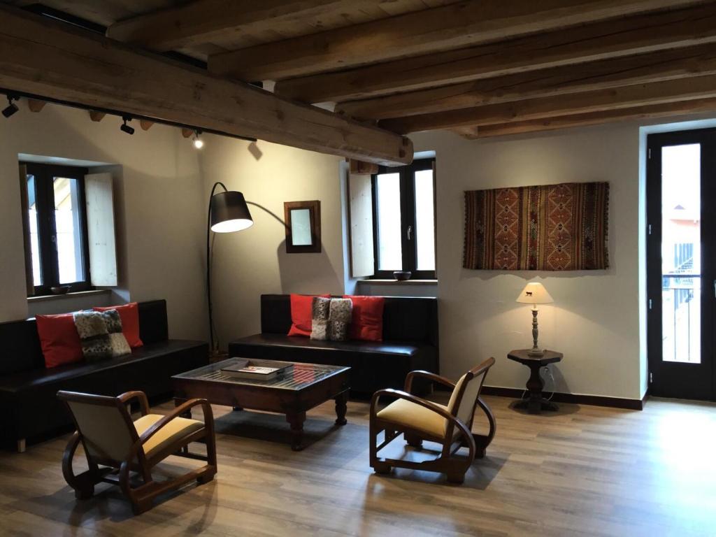 - un salon avec un canapé, une table et des chaises dans l'établissement Résidence Les Etoiles Des Neiges - Pièces 84, à Valloire