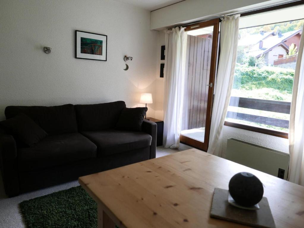 un salon avec un canapé noir et une table dans l'établissement Résidence Plan Soleil - Studio cabine 4 personnes 1 exposé ouest MAE-8464, à Valloire
