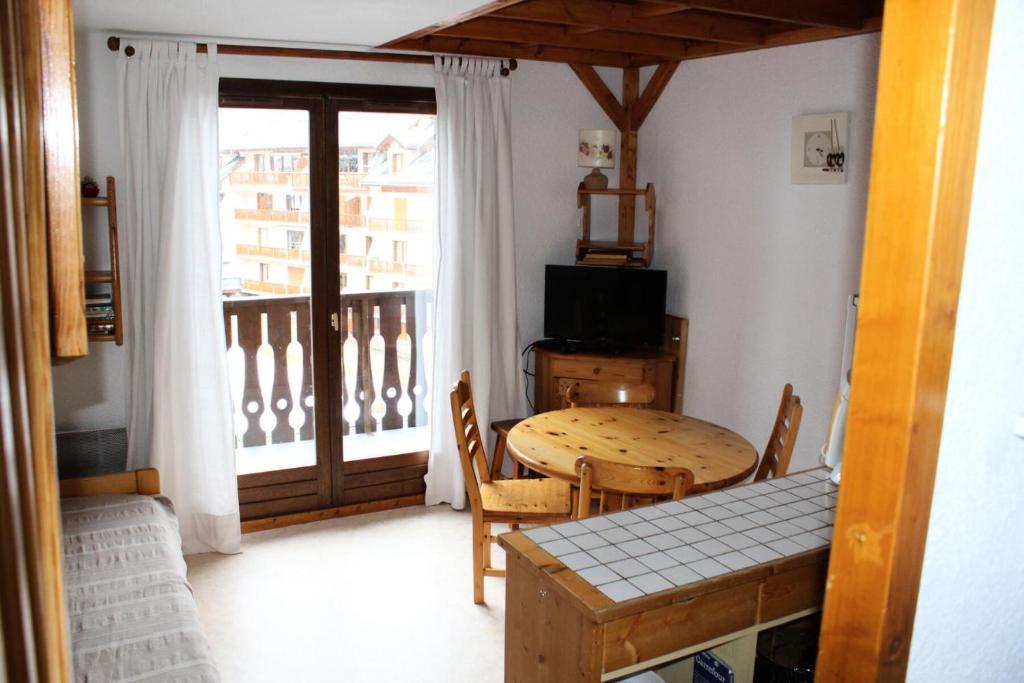 une salle à manger avec une table et un balcon dans l'établissement Residence Tigny - Duplex 4 pièces 6 personnes 3 exposé Nord Est MAE-8584, à Valloire