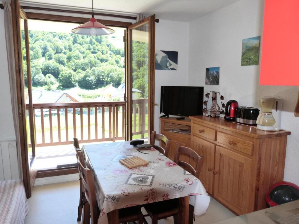 eine Küche mit einem Tisch und einem großen Fenster in der Unterkunft Residence Le Thymel - 2 Pièces pour 4 Personnes 44 in Valloire