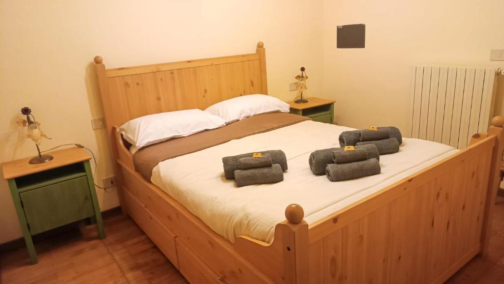 1 cama grande de madera con 2 almohadas en Sweet home, en San Massimo