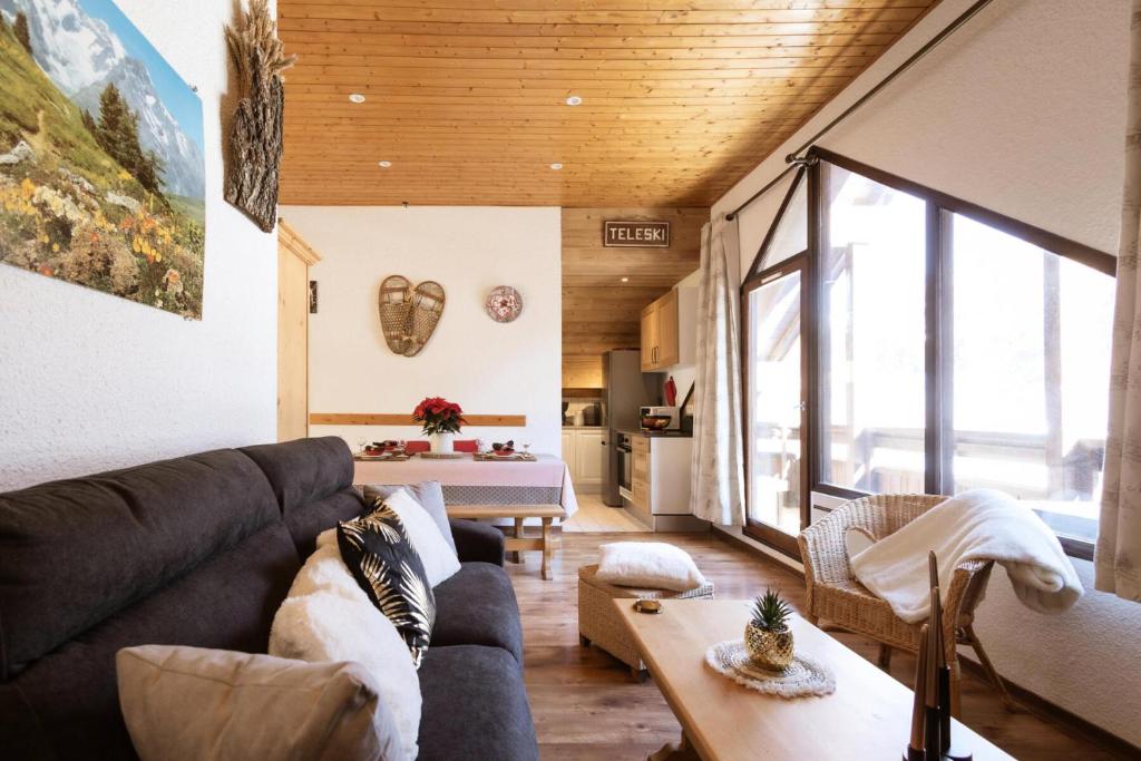 un salon avec un canapé et une table dans l'établissement Résidence Plan Soleil - 2 pièces cabine 6 personnes 3 exposé Est MAE-8824, à Valloire