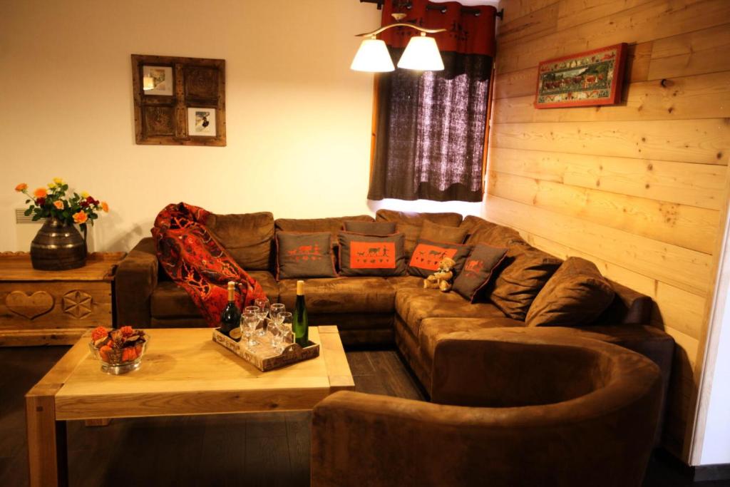 a living room with a couch and a coffee table at Les Chalets D'adrien - Pièces 64 in Valloire