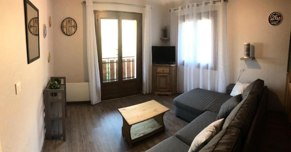 un salon avec un canapé et une table dans l'établissement Résidence Les Alpages - 2 pièces 5 personnes exposé Nord-Est MAE-8854, à Valloire