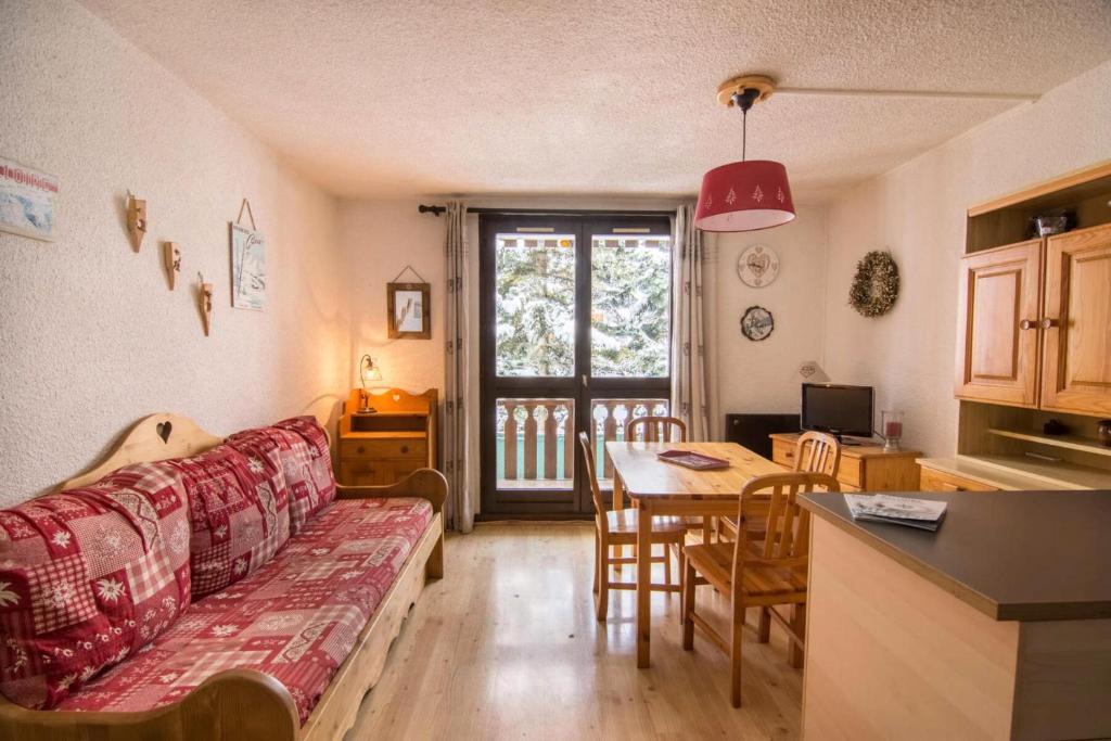 un salon avec un canapé et une table dans l'établissement Résidence Les Cretes - Studio cabine 4 personnes 2 exposé Ouest MAE-8994, à Valloire