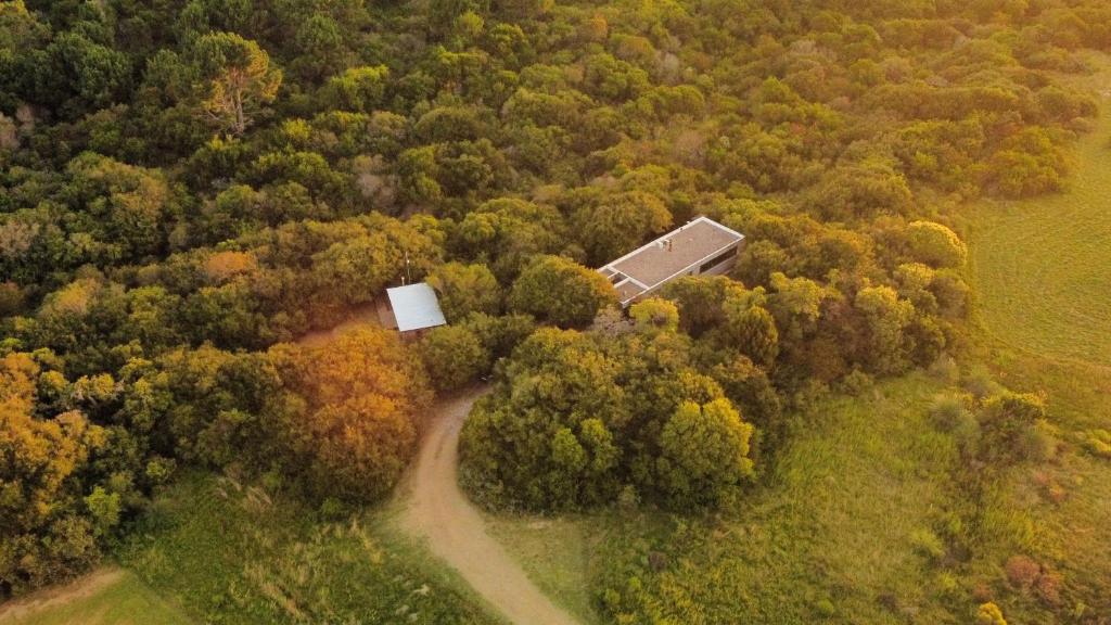 una vista aérea de una granja con una carretera y árboles en Casa Lobo, en La Pedrera