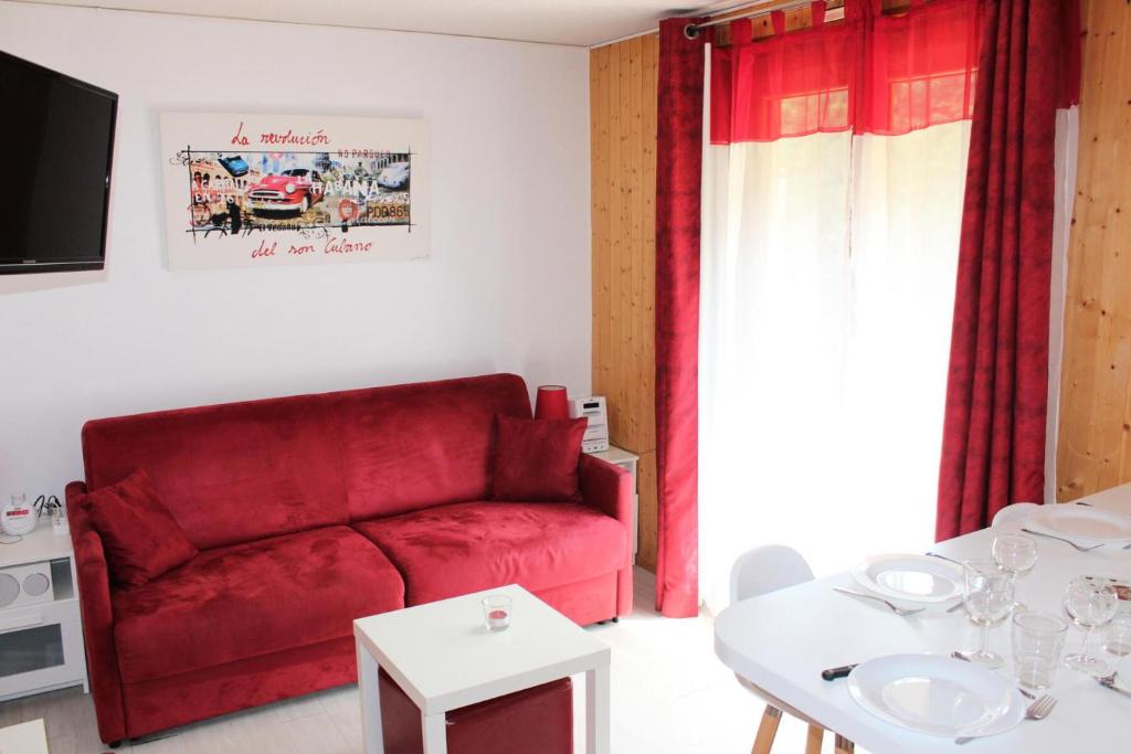 un salon avec un canapé rouge et une table dans l'établissement Résidence La Croix Du Sud - Studio cabine 4 personnes 2 exposé est MAE-9044, à Valloire