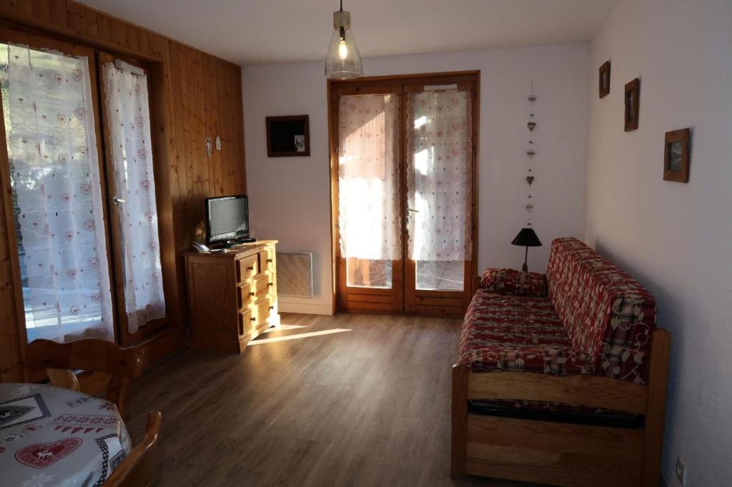 a living room with a couch and a television at Chalet Du Regain - 3 Pièces pour 8 Personnes 94 in Valloire