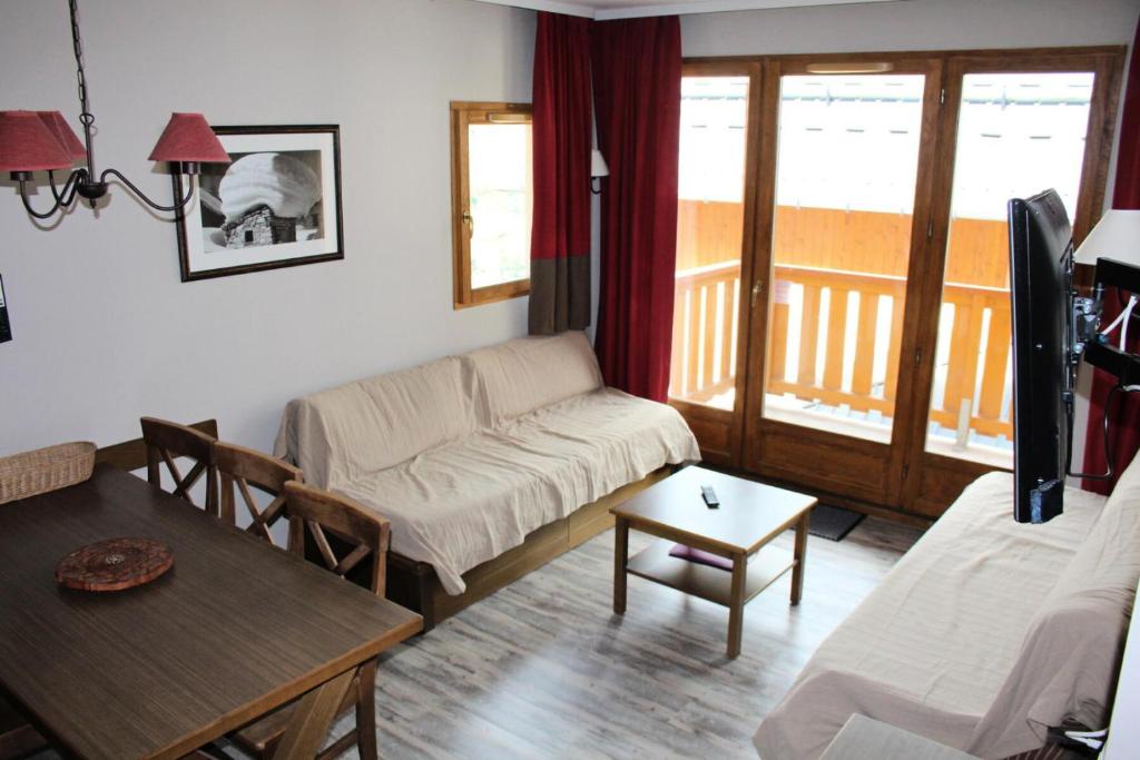 un salon avec un canapé et une table dans l'établissement Residence Valoria - 3 pièces 6 personnes 2 exposé nord MAE-9224, à Valloire