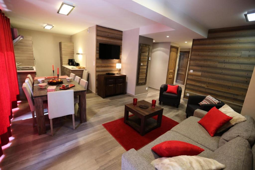 a living room with a couch and a table at Les Chalets D'adrien - 4 Pièces pour 8 Personnes 44 in Valloire