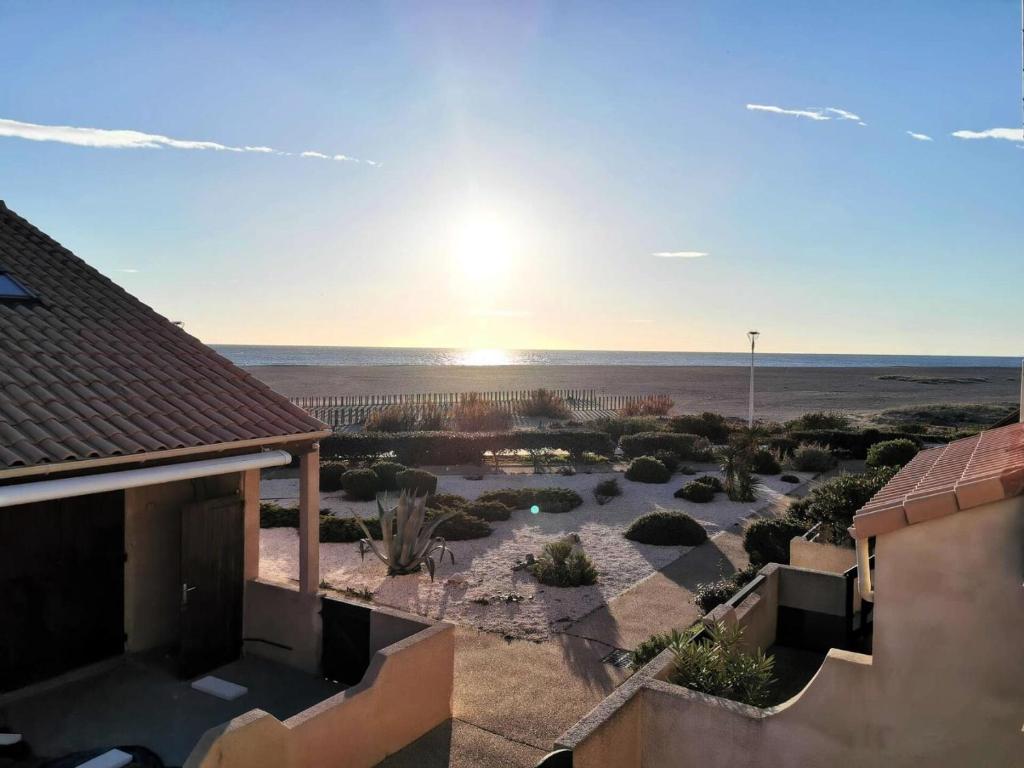 - une vue sur le désert et le soleil dans le ciel dans l'établissement Résidence Grande Bleue - 3 Pièces 6 couchages PORT LEUCATE- Climatisation - WIFI - Réf: 3GB_818 MAE-4704, à Port-Leucate