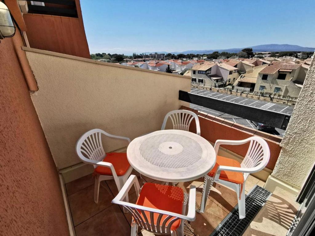 une table et des chaises sur un balcon avec vue dans l'établissement Residence De La Plage - STUDIO 4 PERSONNES 4 couchages PORT LEUCATE. Réf: 1RP_223 MAE-4694, à Port-Leucate