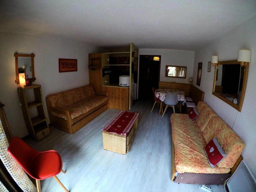 un salon avec un canapé et une table dans l'établissement Résidence Le Praz - studio cabine 4 personnes 2 exposé Sud MAE-9564, à Valloire