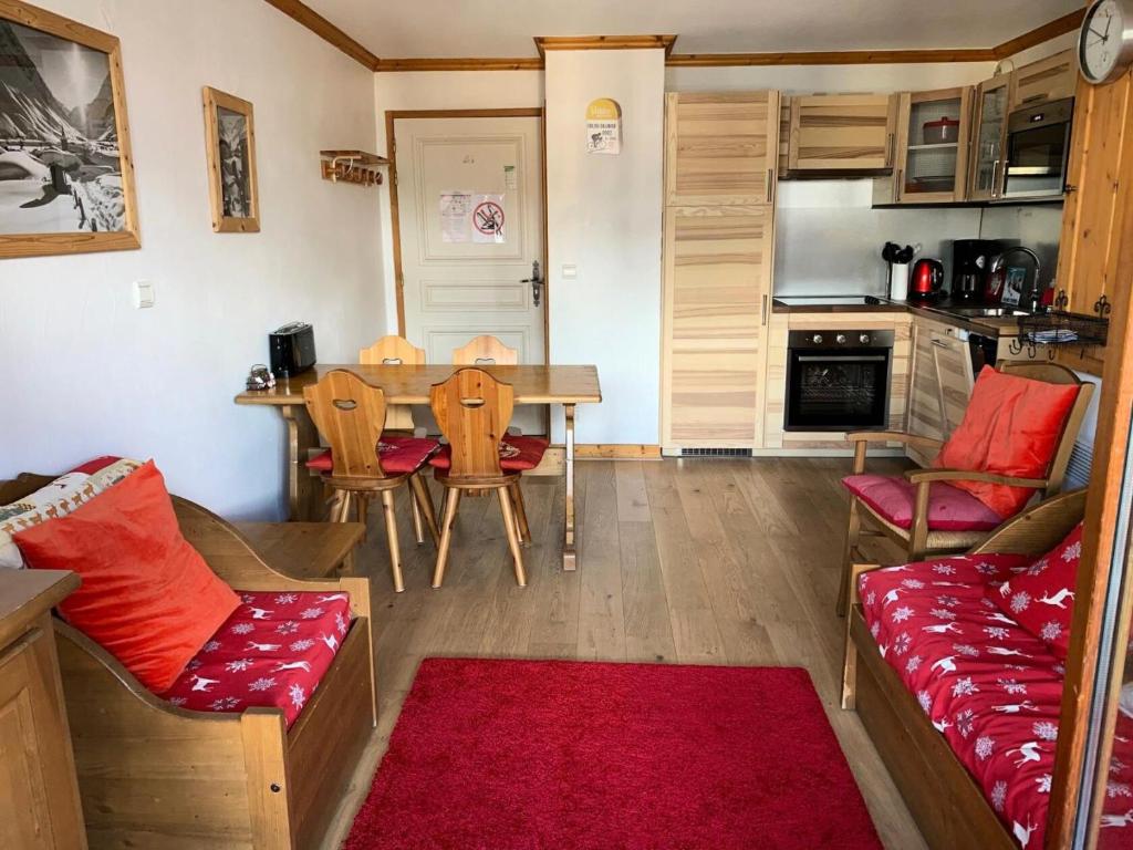 un salon avec une table et des chaises et une cuisine dans l'établissement Primevere Chalets De La Vallee D'or - 3 pièces 6 personnes 3 exposé Ouest MAE-9954, à Valloire