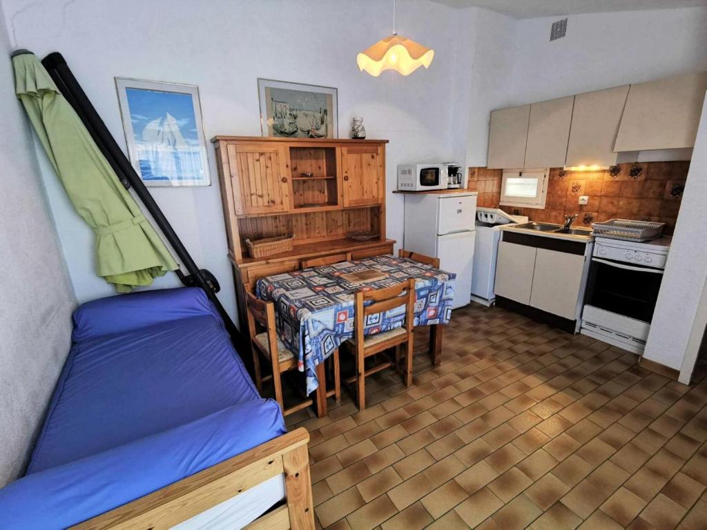- une petite cuisine avec un lit dans une chambre dans l'établissement Résidence Les Zodiaques - Appartement 2 Pièces 4 couchages PORT LEUCATE. Réf: 1ZOD_K7 MAE-4904, à Port-Leucate