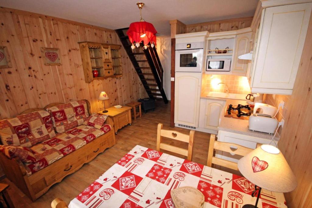 un salon avec un canapé et une table dans l'établissement Résidence Appartement Etoile D'argent - 3 pièces 4 personnes 3 exposé Sud MAE-9884, à Valloire