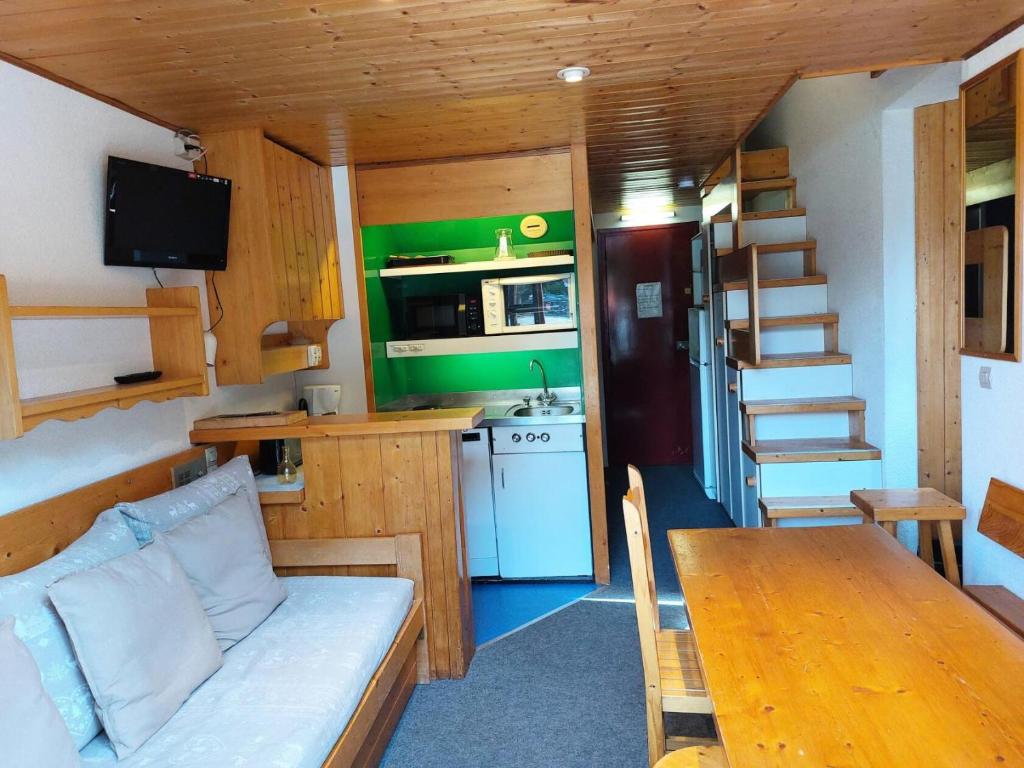un salon avec un canapé et une table et une cuisine dans l'établissement Résidence Archeboc - Appartement en duplex pour 6 personnes à Arc 1800 proche des pistes dans le village de Charmettoger MAE-2694, à Arc 1800